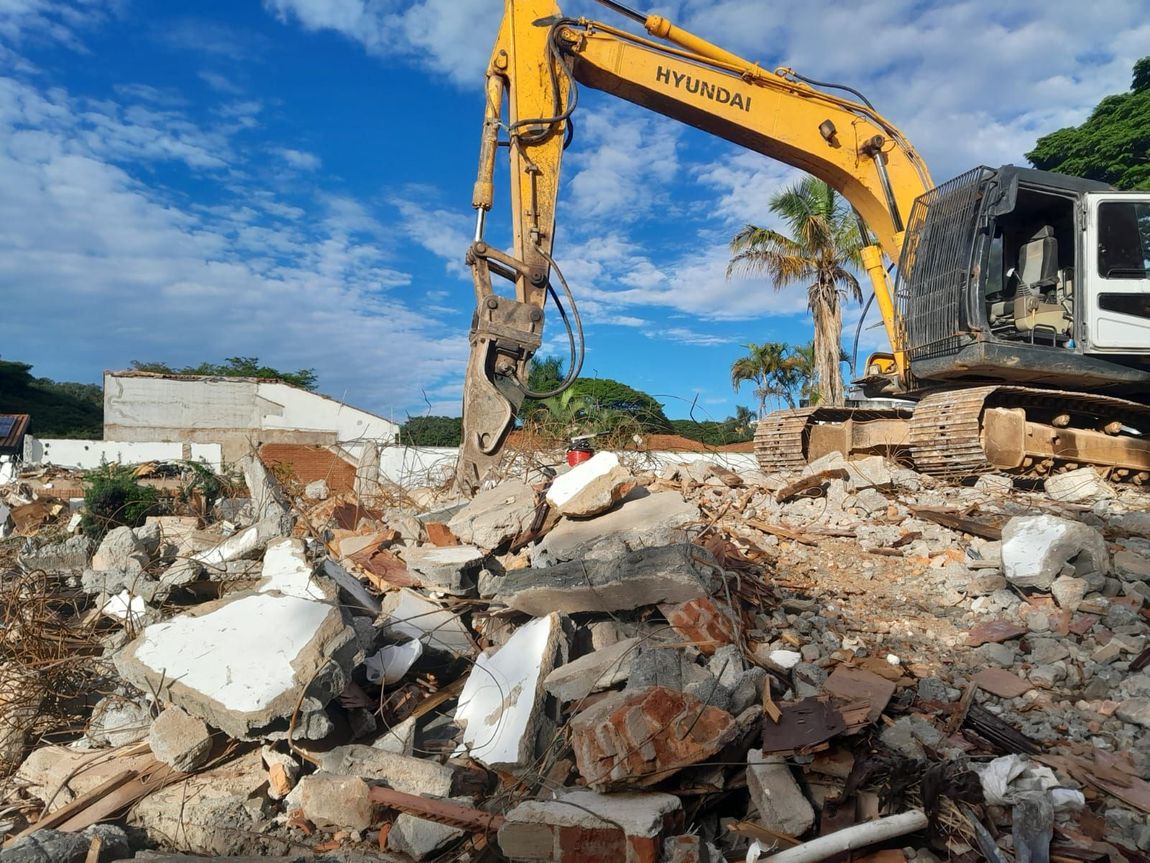Obra de demolição executada pela Demolidora Grajaú
