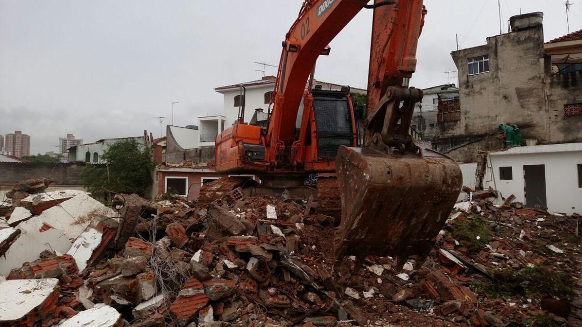 Equipamento da Demolidora Grajaú em operação